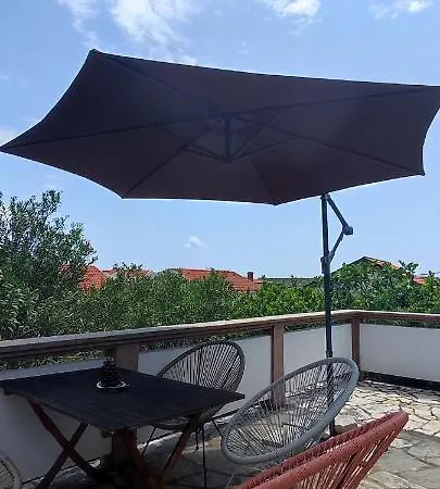 Сasa de vacaciones Little House Vir